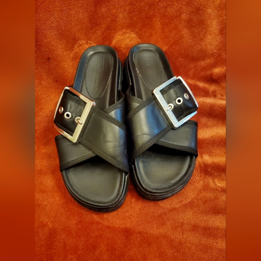 ASOS BLACK PLATFORM SLIPPERS